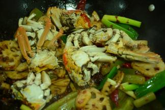 接着加入大闸蟹，翻炒均匀。起锅前加入适量的盐装盘。