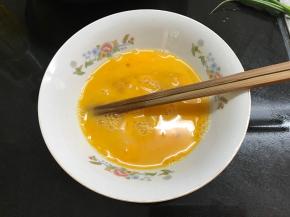 鸡蛋打散。