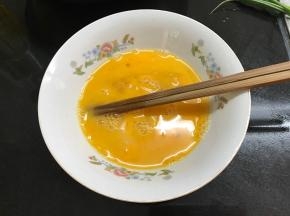 鸡蛋打散。