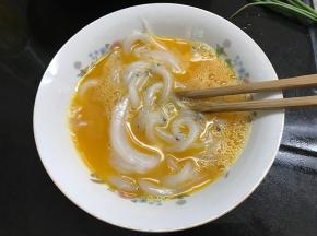 把银鱼放入蛋液中，加适量料酒和盐搅拌均匀。