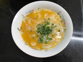 再放入适量的葱花拌匀。