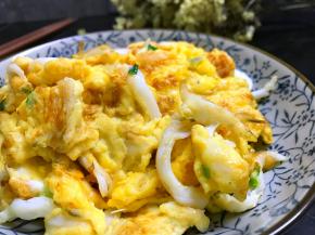 鸡蛋呈金黄色即可出锅。