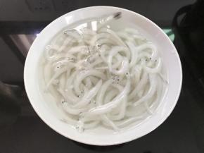银鱼用清水浸泡干净。