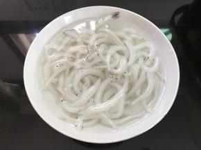 银鱼用清水浸泡干净。