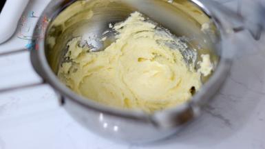 软化的黄油+糖粉打发至体积膨大颜色发白