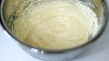 将【步骤1】和【步骤2】混合打发均匀后加入过筛混合的粉类