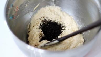 还有少量干粉时加入红茶粉，拌匀，使红茶粉均匀分布在面糊中