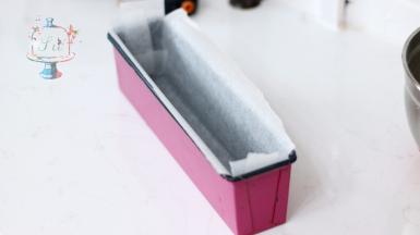 磅蛋糕模具铺好烘焙油纸