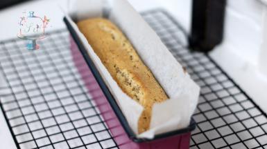 出炉后轻摔几次模具，让模具中的热气散发出来。放在网架上晾凉