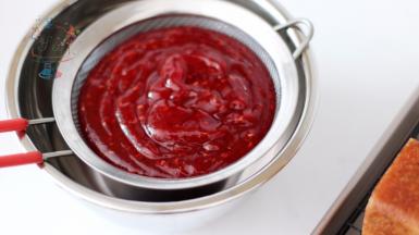 过筛，筛去覆盆子的籽。得到光滑的淋面材料