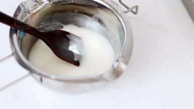 糖霜部分材料混合，在磅蛋糕表面少量装饰