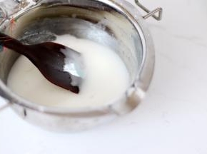 糖霜部分材料混合，在磅蛋糕表面少量装饰