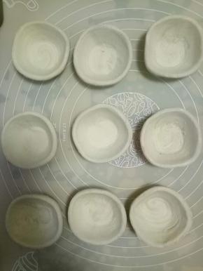 蛋挞皮从冰箱拿出，室温解冻备用