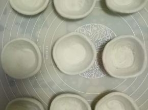 蛋挞皮从冰箱拿出，室温解冻备用