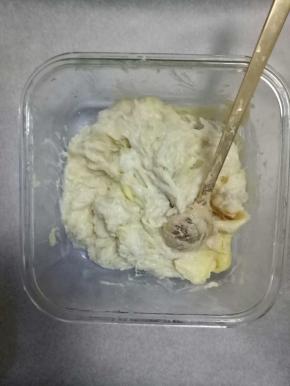 去核，用勺子捣碎成泥