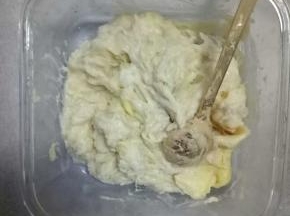 去核，用勺子捣碎成泥