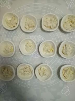 放入挞皮中，不要太满，太满折的时候容易溢出