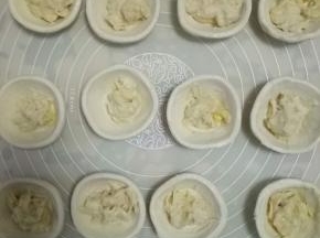 放入挞皮中，不要太满，太满折的时候容易溢出