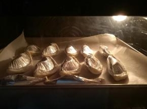 放入预热好的烤箱，200度，中层25分钟左右