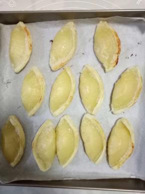 拿出烤好的榴莲酥，剥去锡纸，刷上蛋液