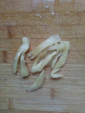 姜切成丝备用