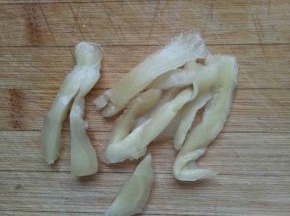 姜切成丝备用