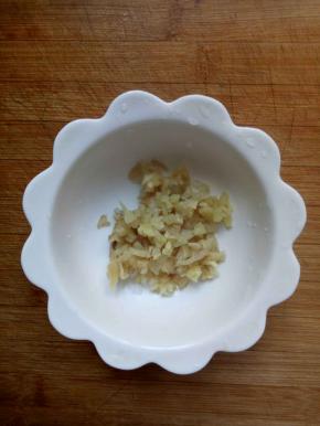 做调料汁，把姜切碎，姜可以多一些