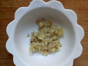 做调料汁，把姜切碎，姜可以多一些