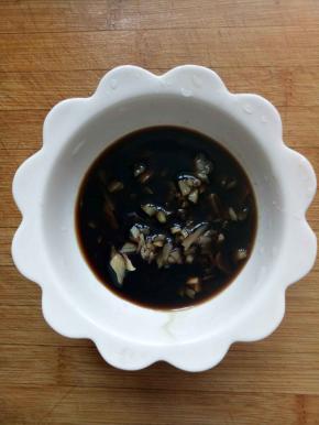 加入香醋三茶匙做成调料汁即可（螃蟹味道本来就很现美，不需要加入太多调料，本味更好吃）