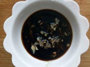 加入香醋三茶匙做成调料汁即可（螃蟹味道本来就很现美，不需要加入太多调料，本味更好吃）