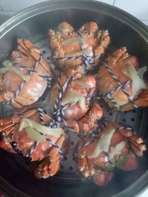 真好的螃蟹挑去姜丝，减去绳子摆盘即可