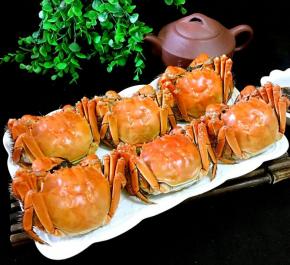  真好的螃蟹蘸上调料汁，味道非常鲜美