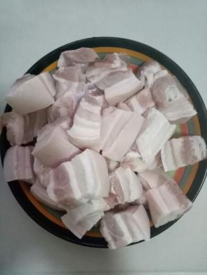 800克五花肉切成大小均匀的小块