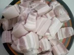 800克五花肉切成大小均匀的小块