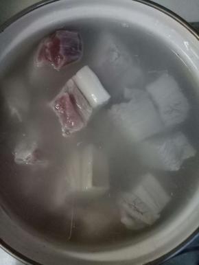 烧一锅开水，倒入五花肉焯水