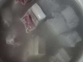 烧一锅开水，倒入五花肉焯水