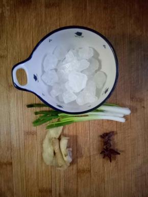 准备好葱，姜，冰糖，八角备用