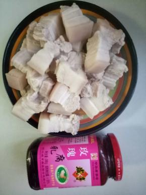 捞出用清水冲洗干净，玫瑰腐乳3块备用