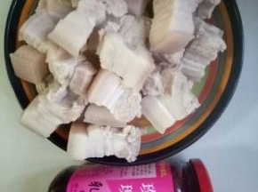 捞出用清水冲洗干净，玫瑰腐乳3块备用