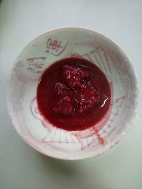 把腐乳三块压碎加入腐乳汁调匀备用