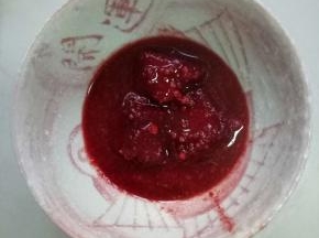 把腐乳三块压碎加入腐乳汁调匀备用