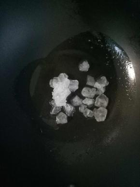 锅里倒入少量油，加入冰糖不断翻炒