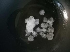 锅里倒入少量油，加入冰糖不断翻炒