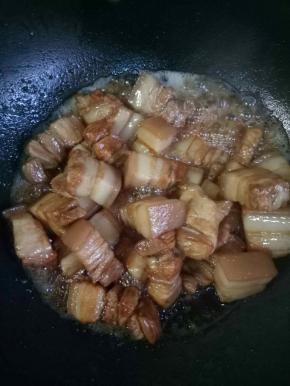 倒入五花肉翻炒均匀