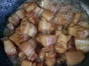 倒入五花肉翻炒均匀