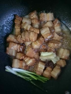 加入葱段，姜片，八角翻炒