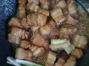 加入葱段，姜片，八角翻炒