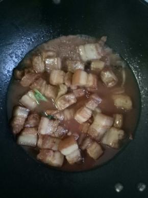 最后加入料酒2茶匙，生抽2茶匙，水基本淹没肉块，盐1小勺，大火烧开，小火焖煮，大约1小时左右