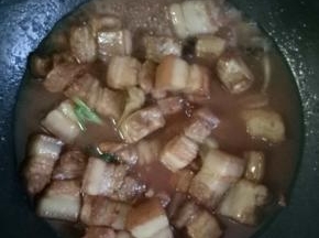 最后加入料酒2茶匙，生抽2茶匙，水基本淹没肉块，盐1小勺，大火烧开，小火焖煮，大约1小时左右
