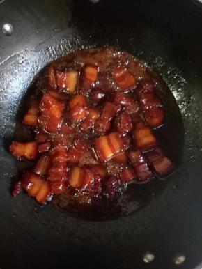 看到汤汁浓稠了肉酥烂，大火收汁，加入鸡精调味即可